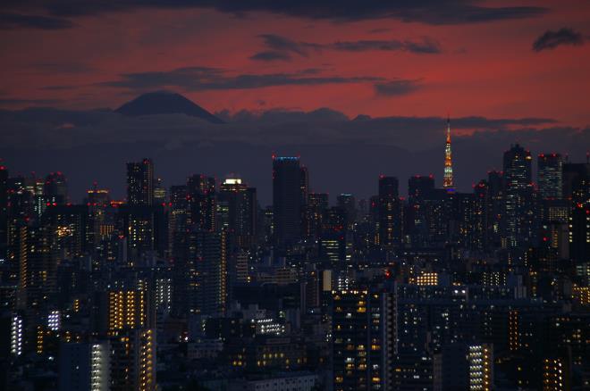 なんとも言えない雰囲気の富士山と東京タワー