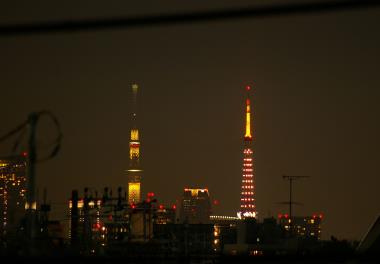 同じ高さの東京タワーとスカイツリー