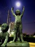 月と子供の像