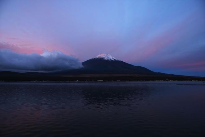 富士山からピンクの光芒が