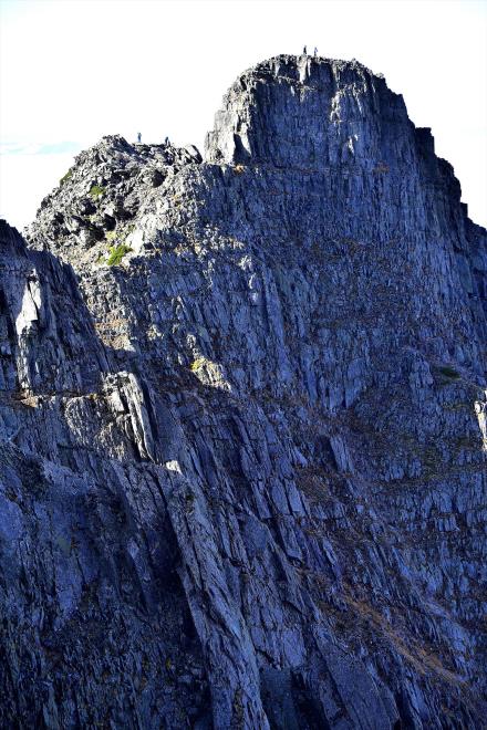 威容を誇るジャンダルム　山頂には登山者が見えます