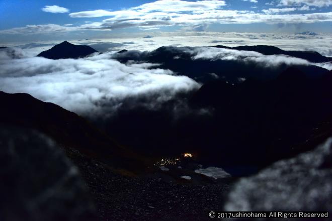 雲海の隙間から見えるテント村