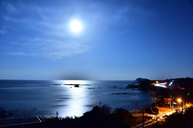 夜明け前のスーパームーンと海岸線