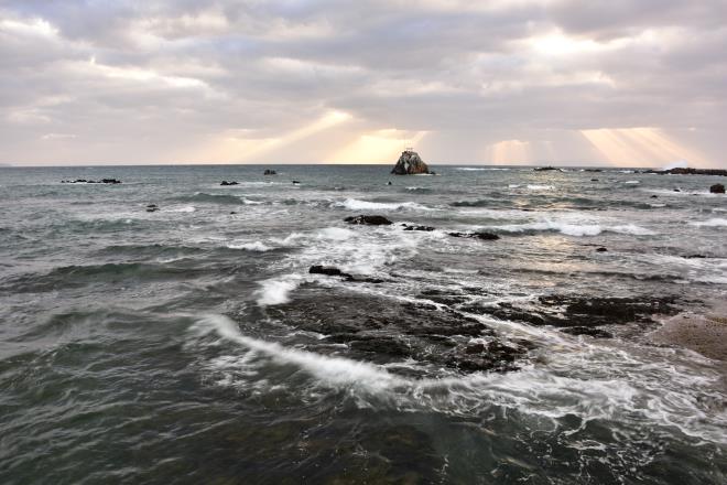 荒れる牛ノ浜海岸