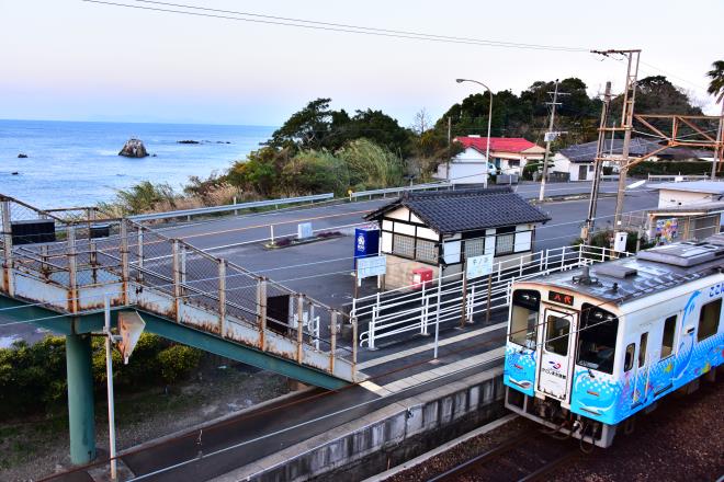 牛ノ浜駅と海