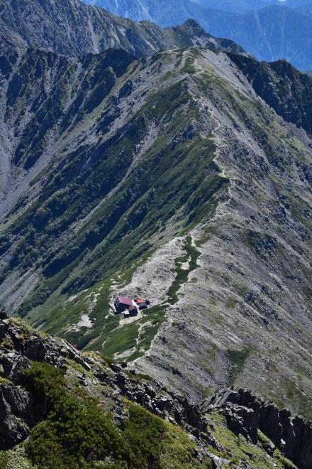 北岳山荘を望む