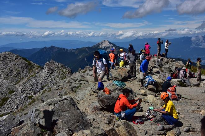 北岳山頂の賑わい