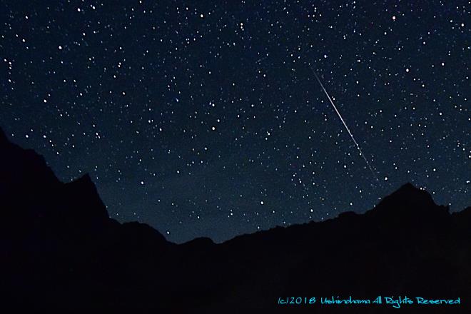 北穂高岳に流れ星