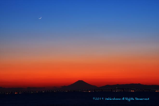 夕暮れの空に三日月　5338