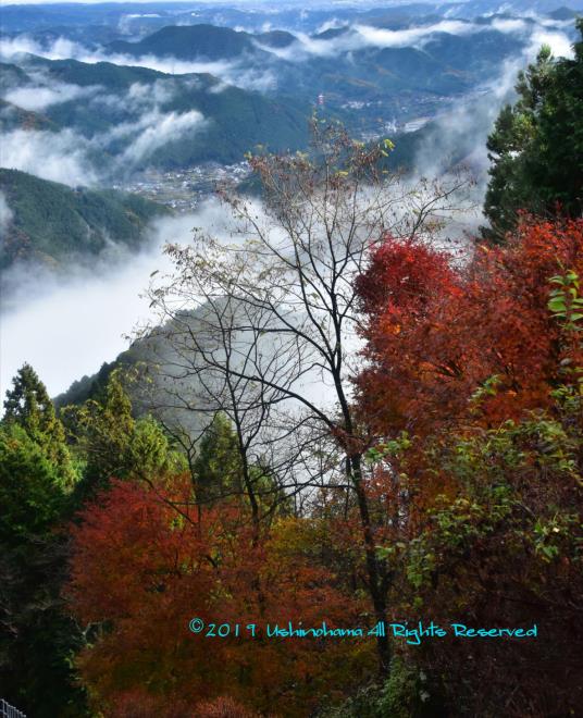 日が射し始め、ガスをまとう山並が綺麗です。