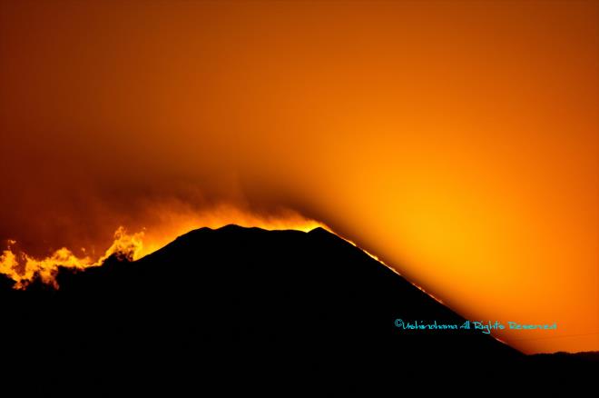 富士山に火の手が上がった。