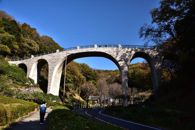 空にかかるアーチ(七沢森林公園)