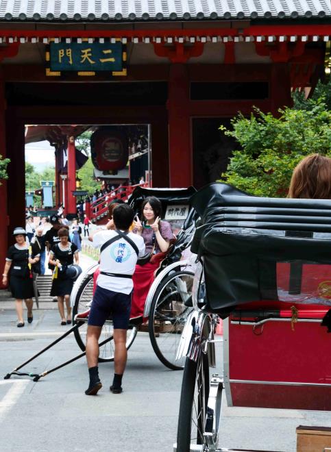 二天門に人力車は集まります