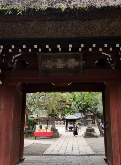 山門から境内を見ました