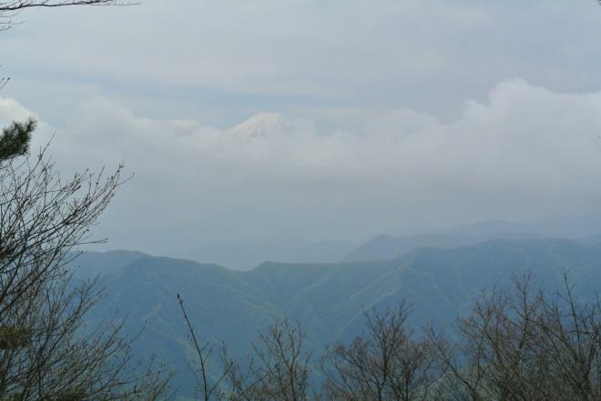 雲が切れてうっすらと富士山