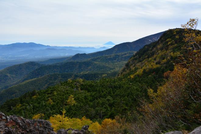 南には遠く富士山も