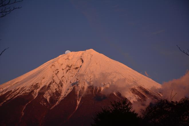 ヒョッコリ顔出す13夜の月