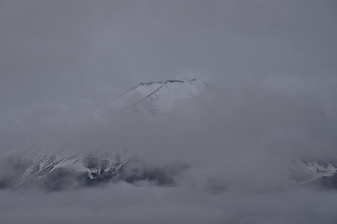 雲をまとい