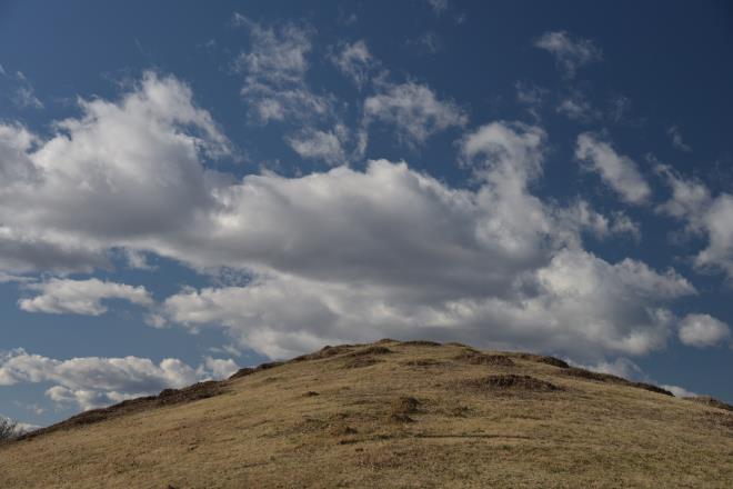 丘の上の雲